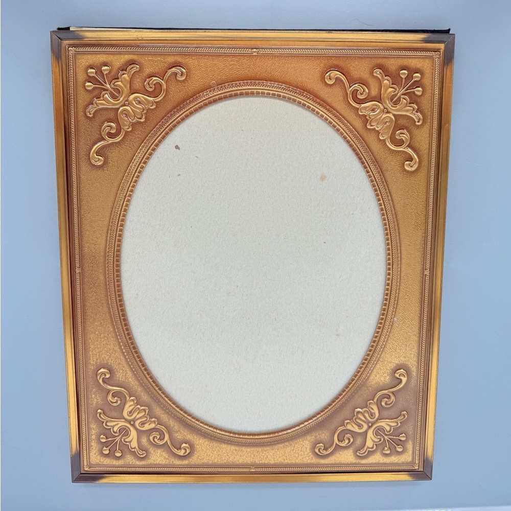 Vintage Gold-Tone Antique Finish Hanging Picture Frame With Oval Cut-Out Center‎